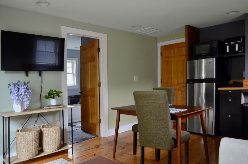 Private 1 Bedroom Suite - Walking Distance to UVA