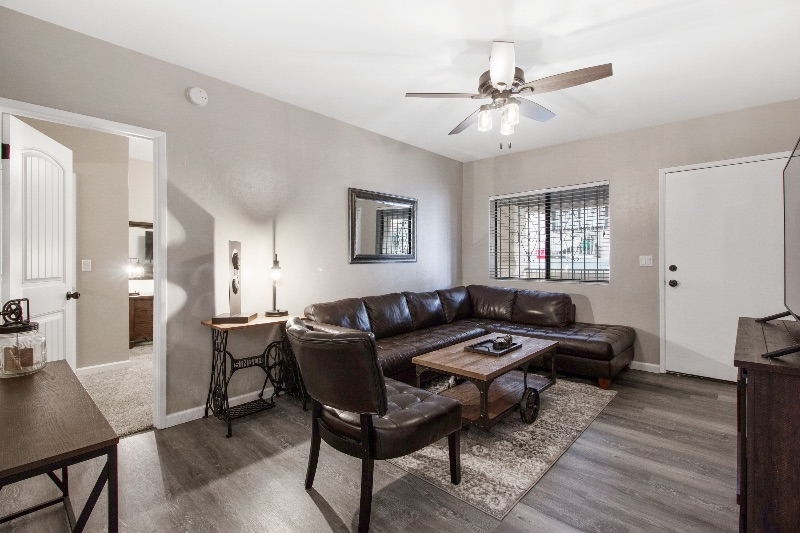 Beautifully Remodeled 2 Bedroom 2 Bath Condo Near Hospitals - Photo 3