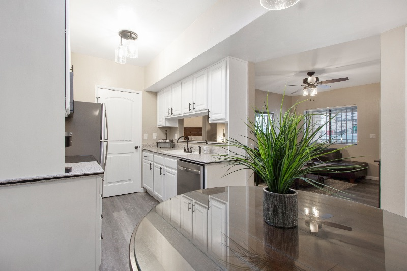 Beautifully Remodeled 2 Bedroom 2 Bath Condo Near Hospitals - Photo 7