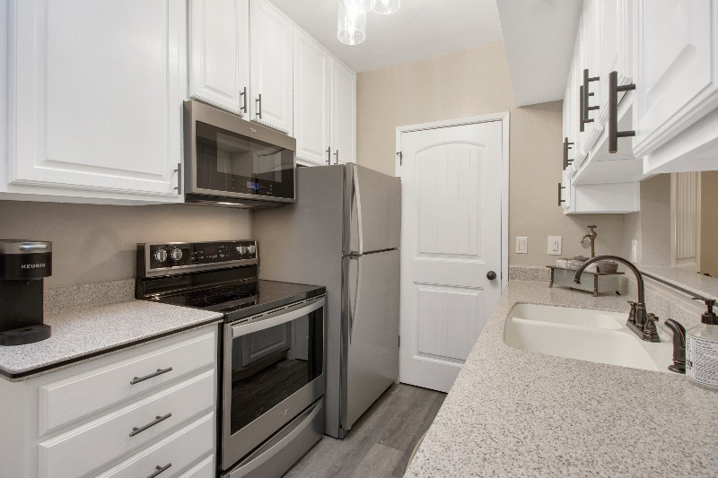 Beautifully Remodeled 2 Bedroom 2 Bath Condo Near Hospitals - Photo 9