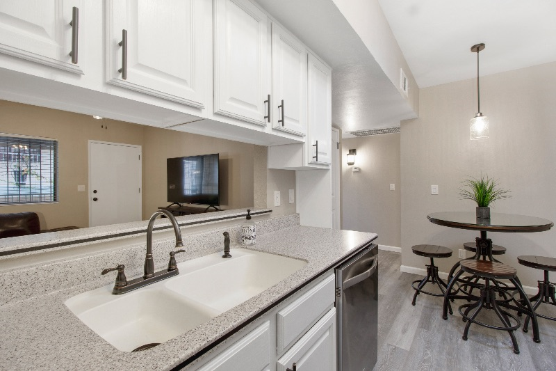 Beautifully Remodeled 2 Bedroom 2 Bath Condo Near Hospitals - Photo 10