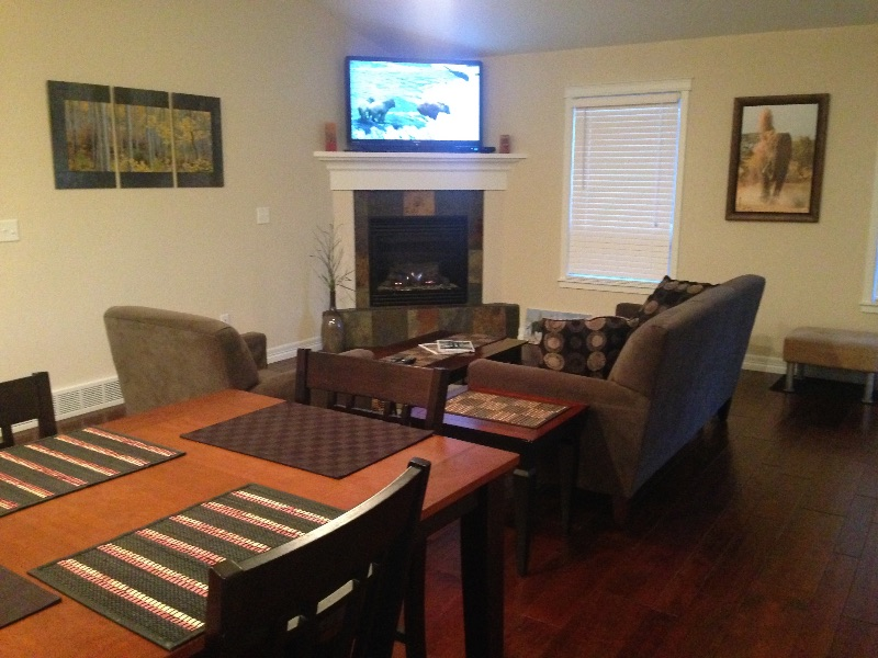 Contemporary 4 Bedroom house close to everything. - Photo 1