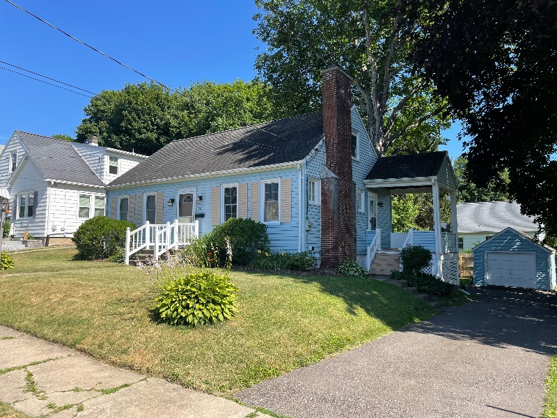 Cozy Home in Prime Location - Photo 2