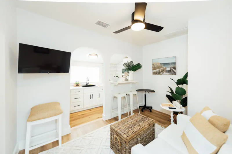 Little White House 1BR Apartment