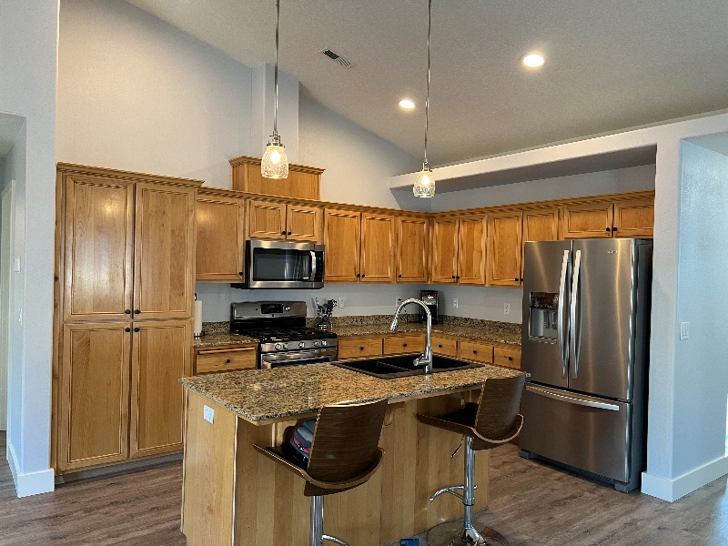 Remodeled 3BR / 2BA House in Bend (Oregon) Pet Friendly- Bedroom with/ shared bathroom - Photo 6
