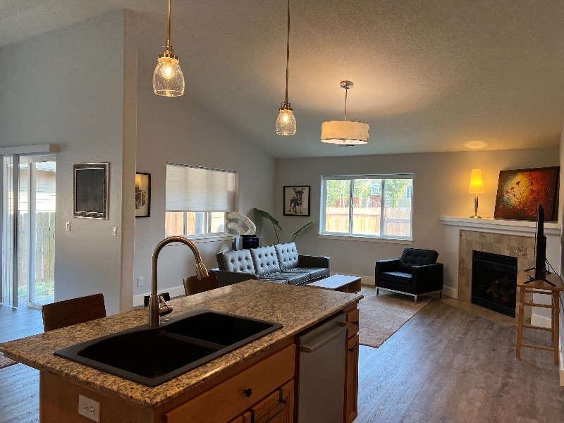 Remodeled 3BR / 2BA House in Bend (Oregon) Pet Friendly- Bedroom with/ shared bathroom - Photo 4