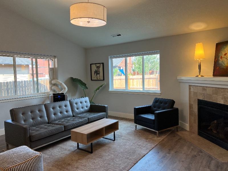 Remodeled 3BR / 2BA House in Bend (Oregon) Pet Friendly- Bedroom with/ shared bathroom - Photo 3