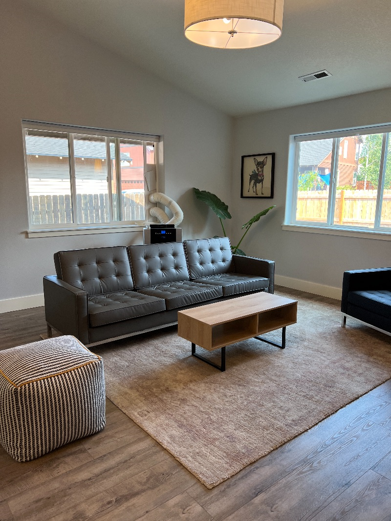 Remodeled 3BR / 2BA House in Bend (Oregon) Pet Friendly- Bedroom with/ shared bathroom - Photo 2