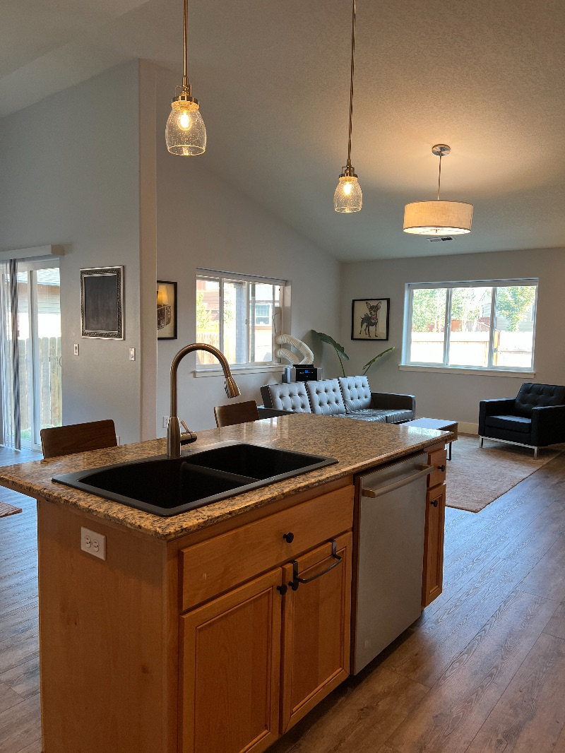 Remodeled 3BR / 2BA House in Bend (Oregon) Pet Friendly- Bedroom with/ shared bathroom - Photo 5