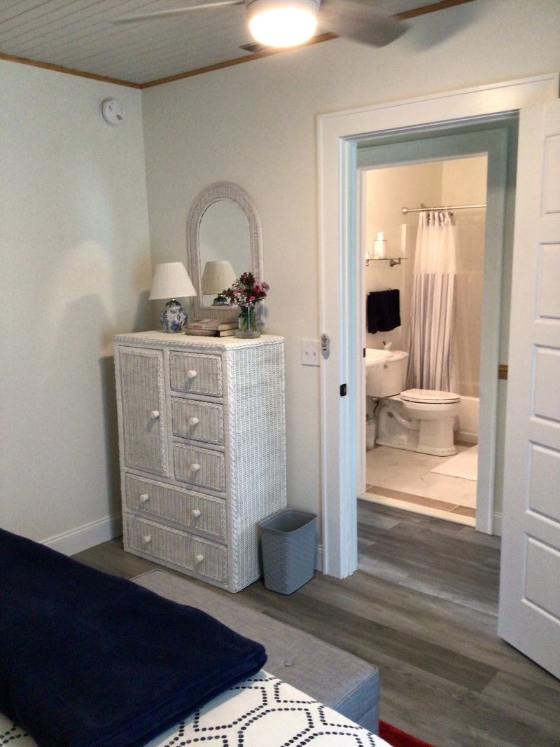 Quiet established neighborhood 1 Bedroom Apartment - Photo 4