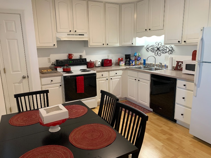 Spacious 2 Bedroom/2Bath Across From Ruby Hospital/Stadium - Photo 4