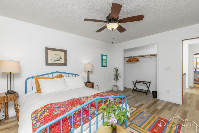 Warm, Cabin Feel--Bright and Cheery