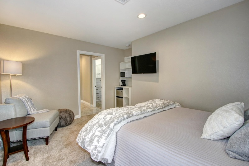 Room with en-suite bath and private entrance - Photo 3