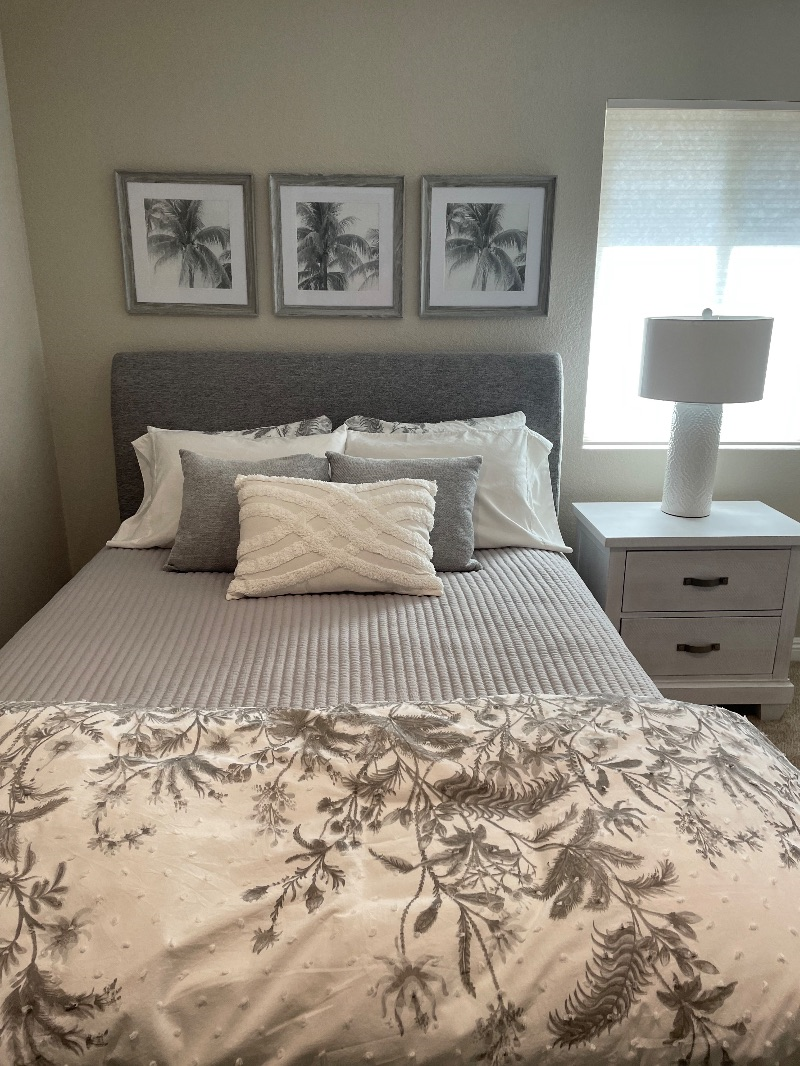 Room with en-suite bath and private entrance - Photo 4