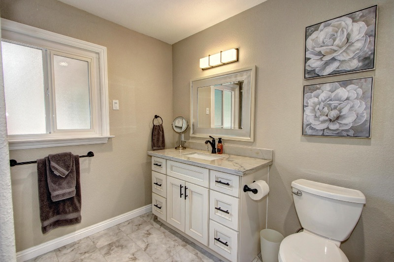 Room with en-suite bath and private entrance - Photo 6