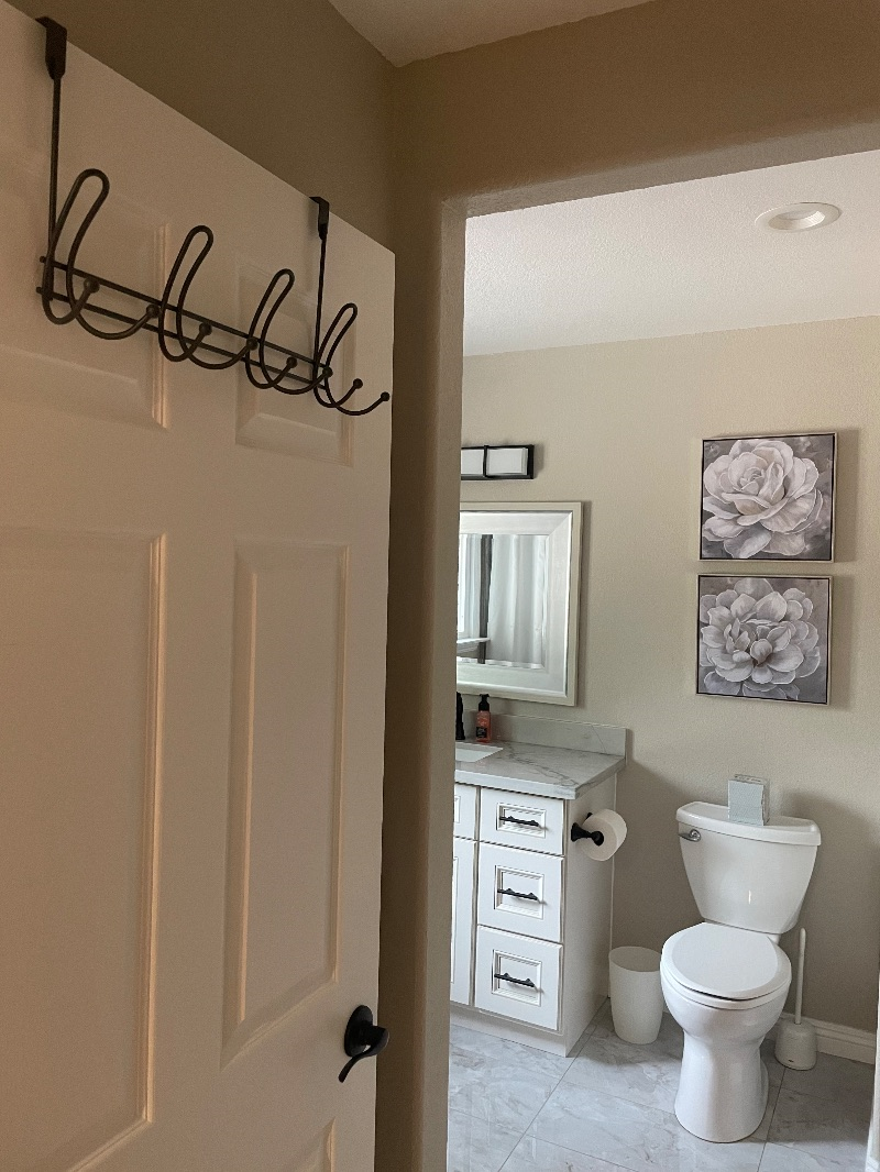 Room with en-suite bath and private entrance - Photo 5