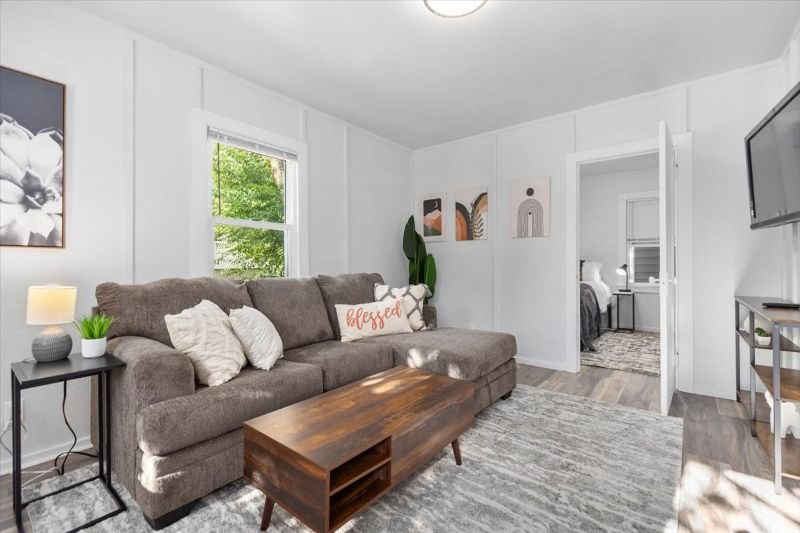 Lovely 1BR Hideaway - 214 12th St W