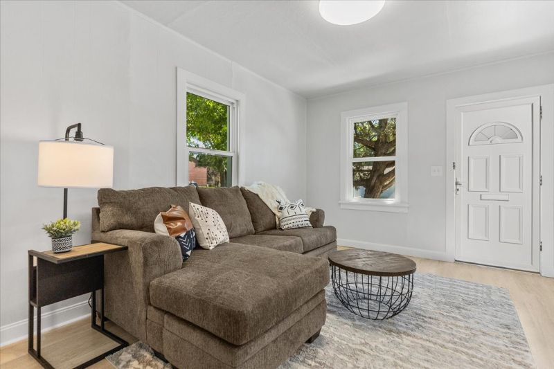 Lovely 1BR Hideaway - 216 12th St W