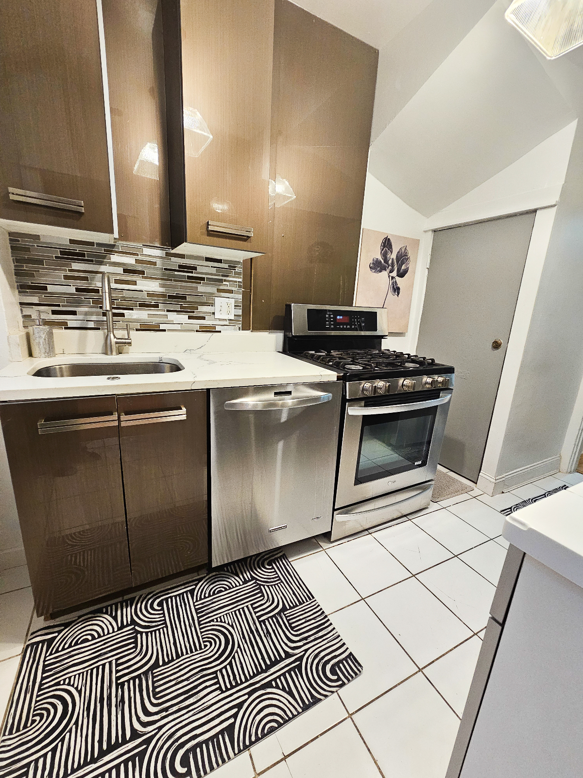 Beautiful Quaint impeccably decorated near, public transportation, restaurants and downtown, furnish - Photo 10