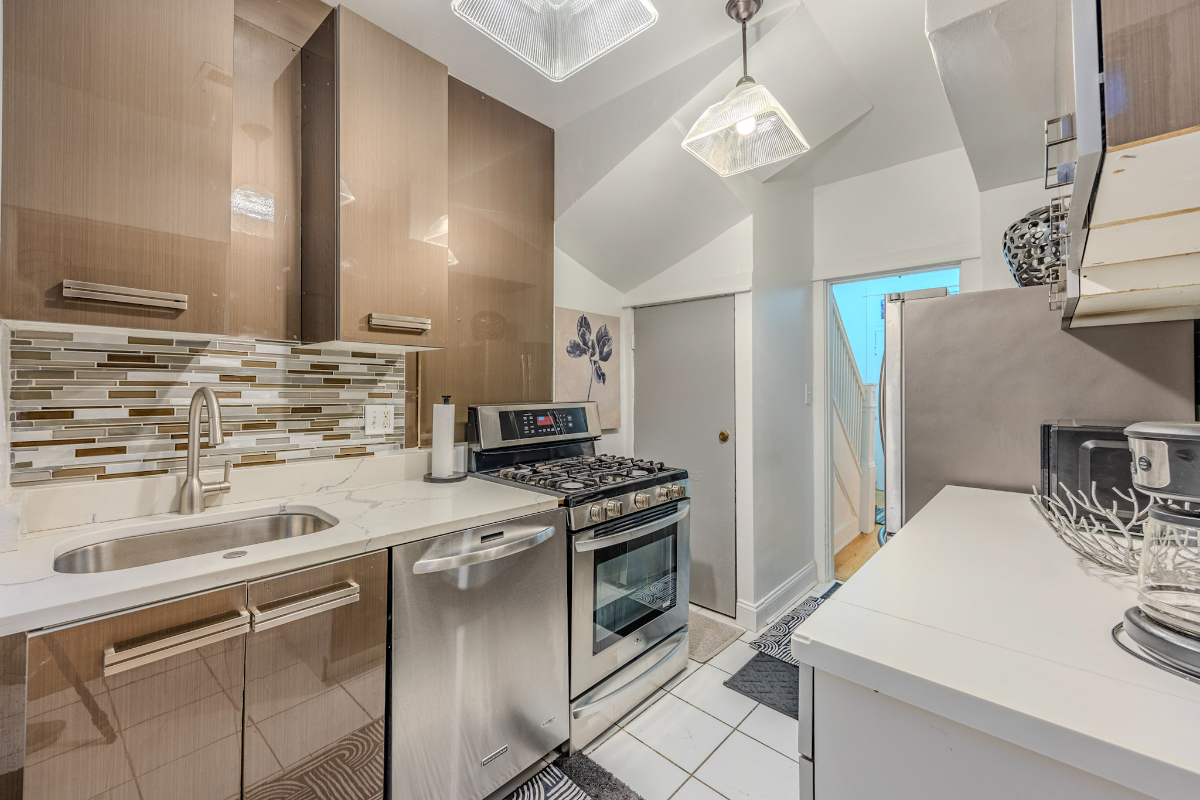 Beautiful Quaint impeccably decorated near, public transportation, restaurants and downtown, furnish - Photo 8