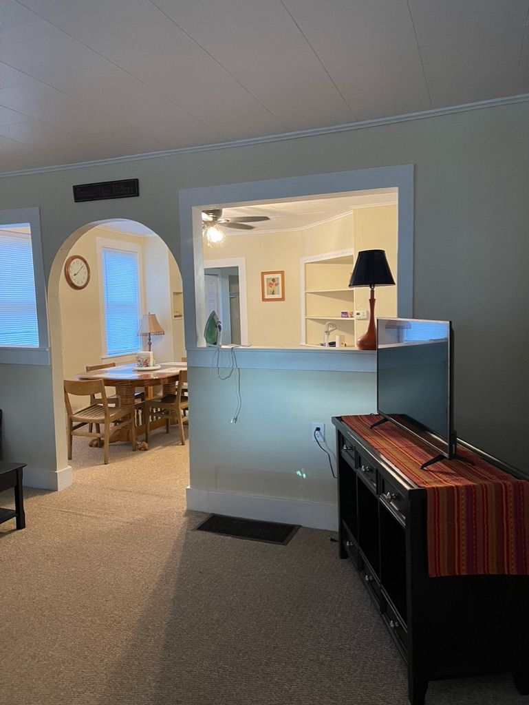 Beautiful fully furnished 3 bedroom 1.5 bath apartment - Photo 8