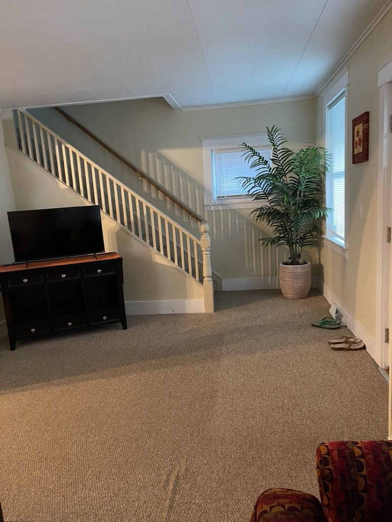 Beautiful fully furnished 3 bedroom 1.5 bath apartment - Photo 10