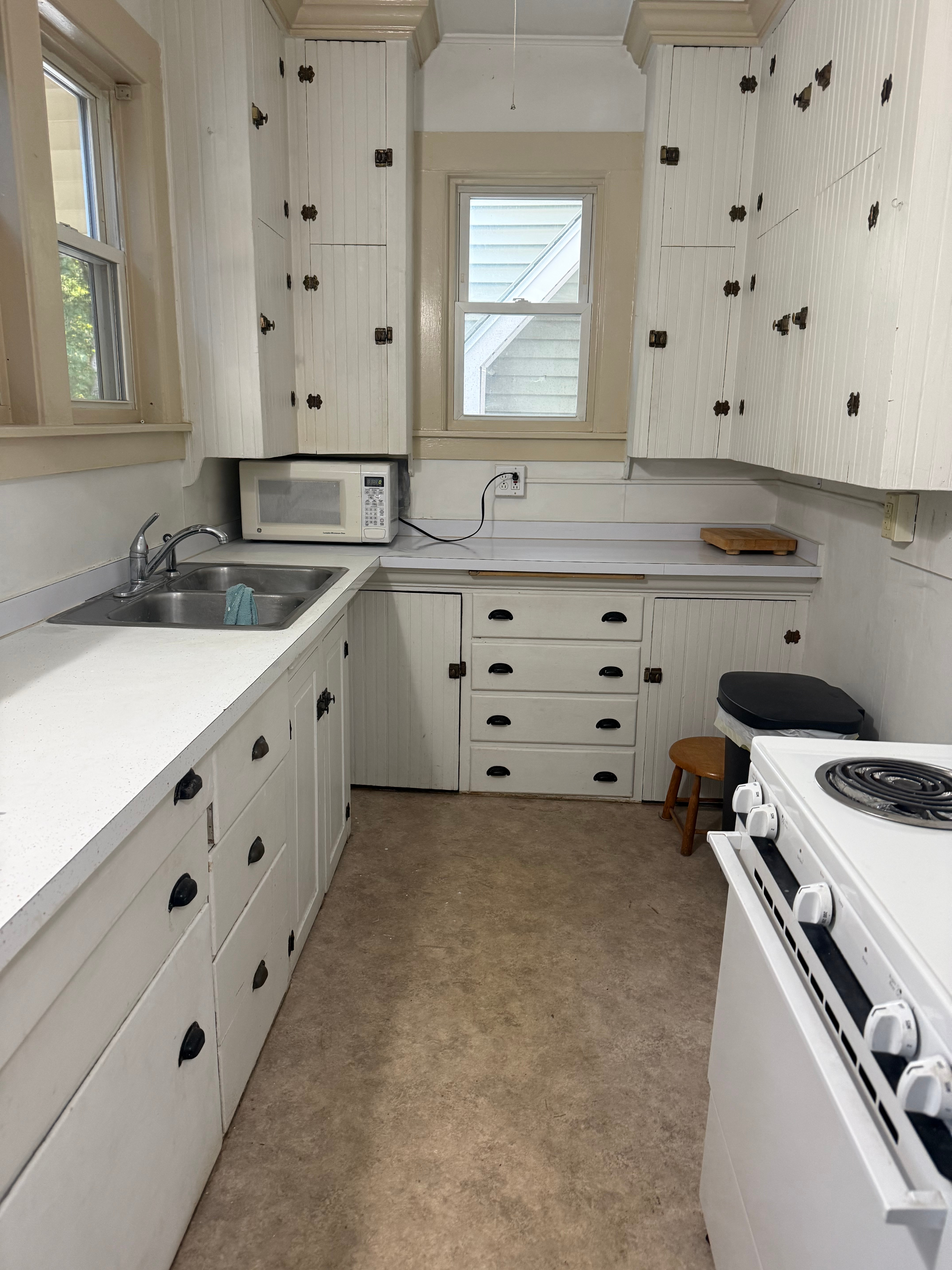 Nice 750+ square foot one bedroom with a porch.  $1400 all inclusive furnished, heath, internet and  - Photo 10