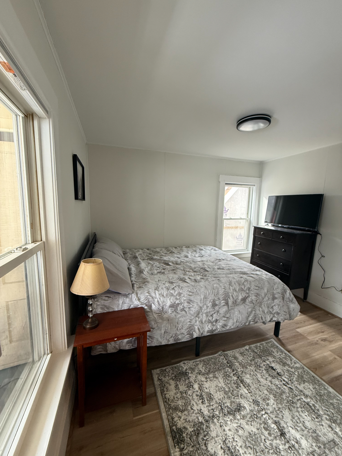 Nice 750+ square foot one bedroom with a porch.  $1400 all inclusive furnished, heath, internet and  - Photo 5
