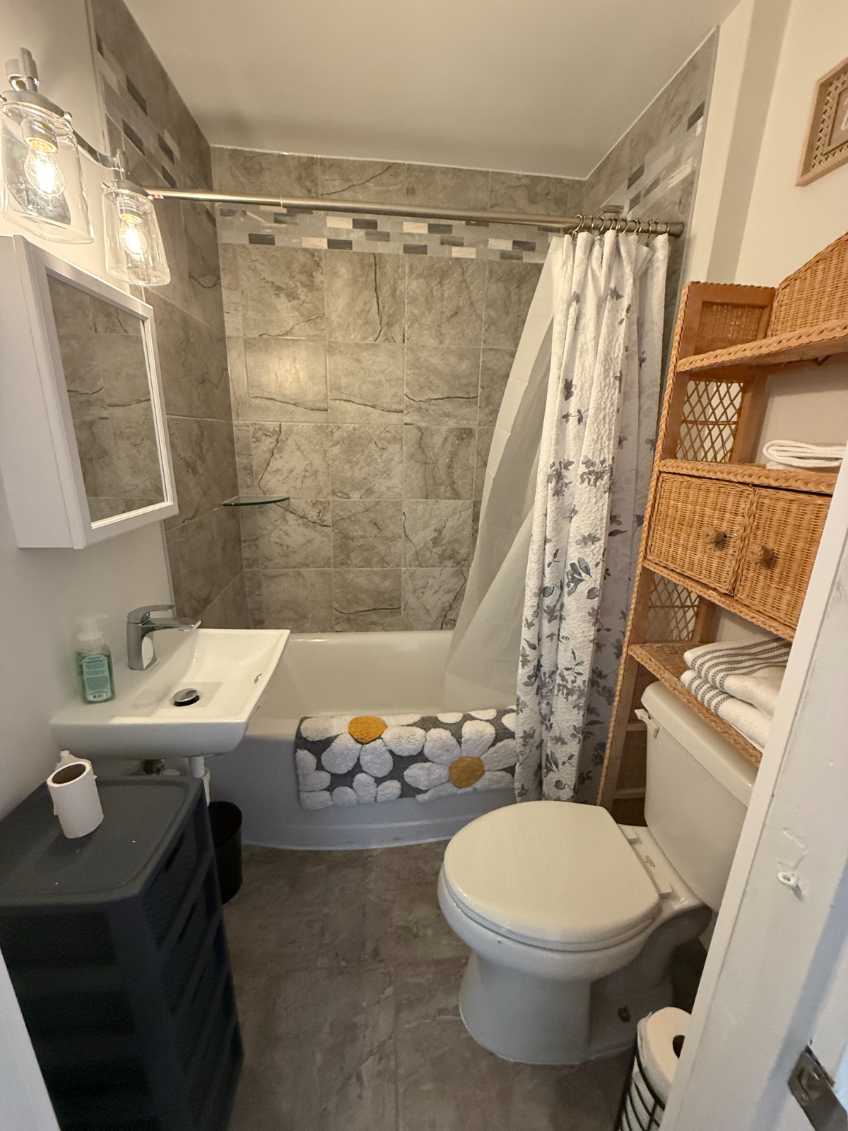 Nice 750+ square foot one bedroom with a porch.  $1400 all inclusive furnished, heath, internet and  - Photo 8