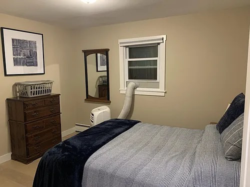 Bedroom in recently renovated house - Photo 5