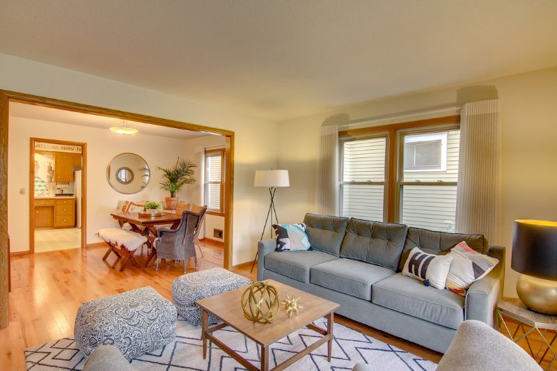 Beautiful Uptown Flat Steps from the Lake