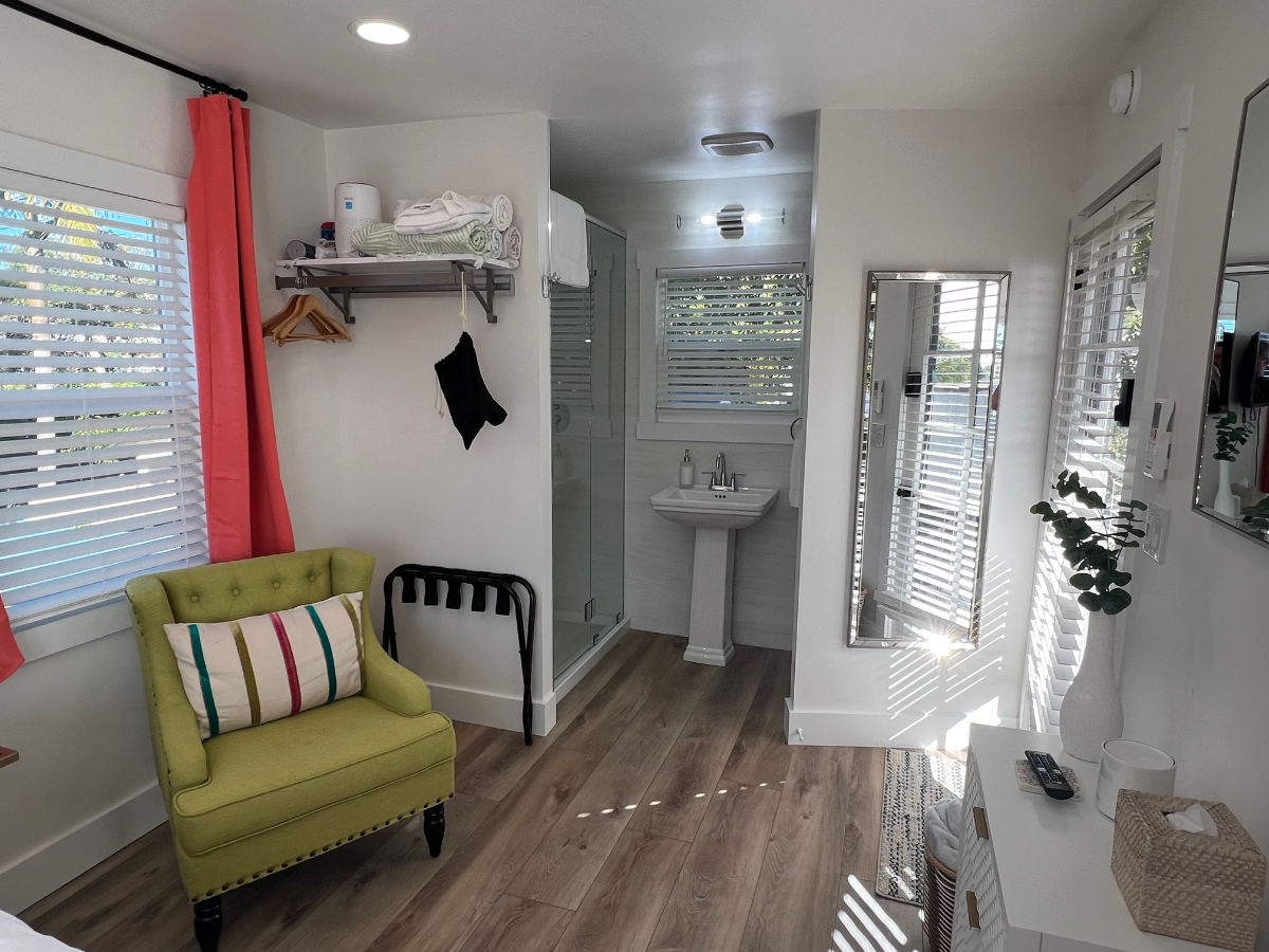 Private Entrance Studio Above Garage - no kitchen - Photo 2