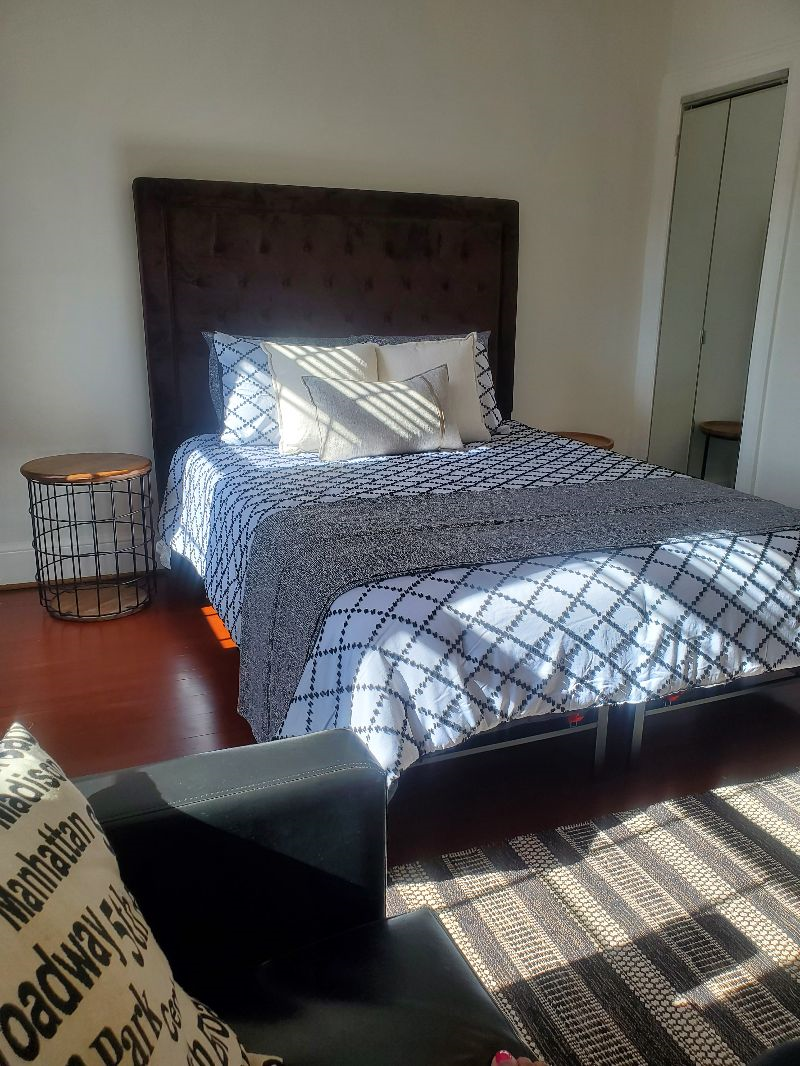 Comfy Stay 1-Bedroom - Photo 8