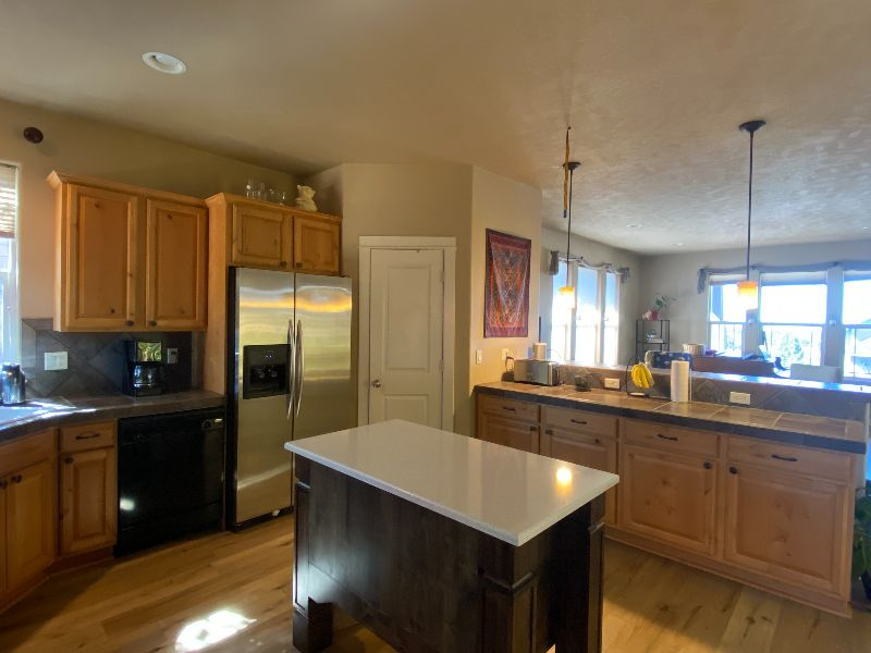 Cozy craftsman with beautiful mountain views, a large master suite with a large soaking tub, king-sized bed, and walk-in closet. Gas... - Photo 5