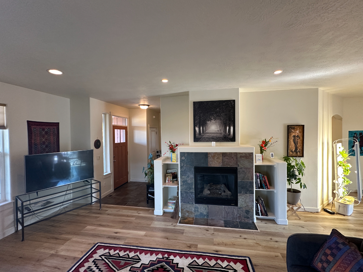 Cozy craftsman with beautiful mountain views, a large master suite with a large soaking tub, king-sized bed, and walk-in closet. Gas... - Photo 2