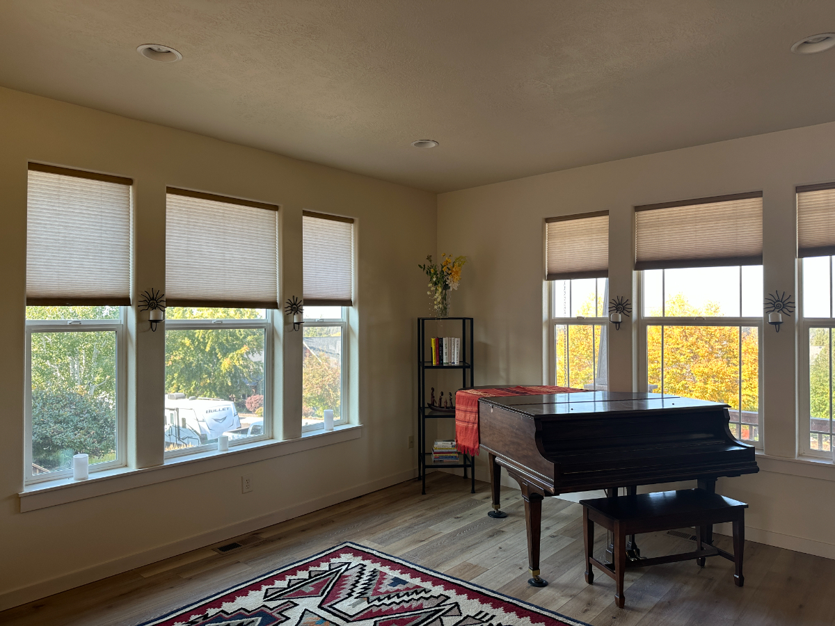 Cozy craftsman with beautiful mountain views, a large master suite with a large soaking tub, king-sized bed, and walk-in closet. Gas... - Photo 3