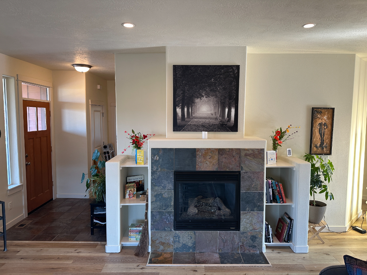 Cozy craftsman with beautiful mountain views, a large master suite with a large soaking tub, king-sized bed, and walk-in closet. Gas... - Photo 4
