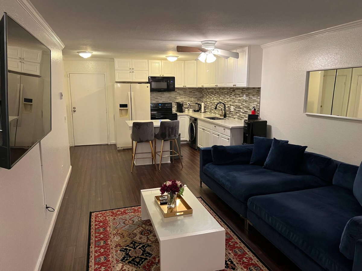 Bright and Cozy Centrally Located Modern Condo Near Sharp Hospital Assigned Parking - Photo 1