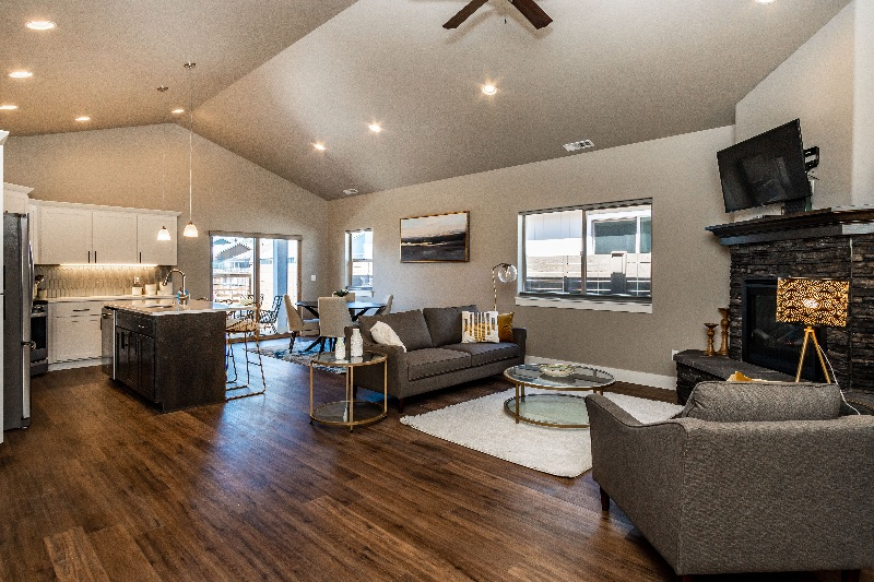 3 bed/ 2bath Furnished Single Level - Photo 2
