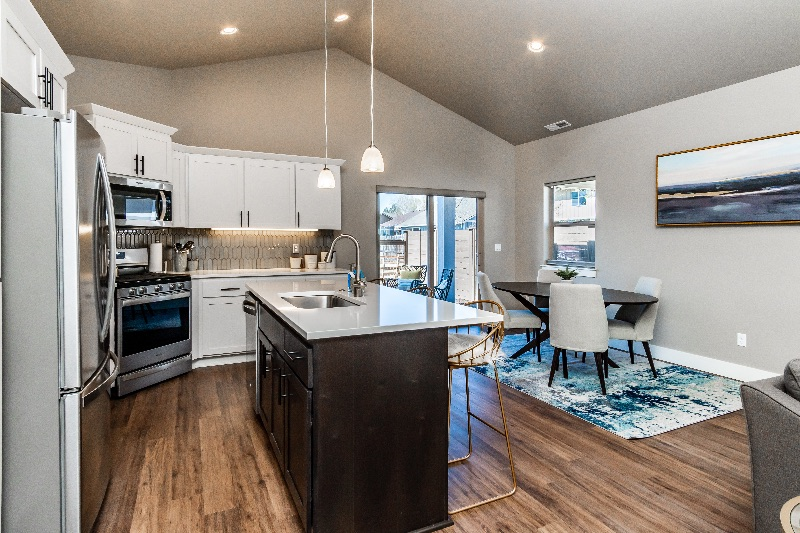 3 bed/ 2bath Furnished Single Level - Photo 5