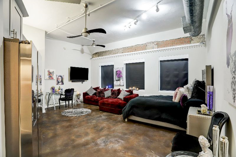 Fantastic Luxury Loft Condo with Direct Metrorail Access , On Property Eateries , Concierge Service  - Photo 2
