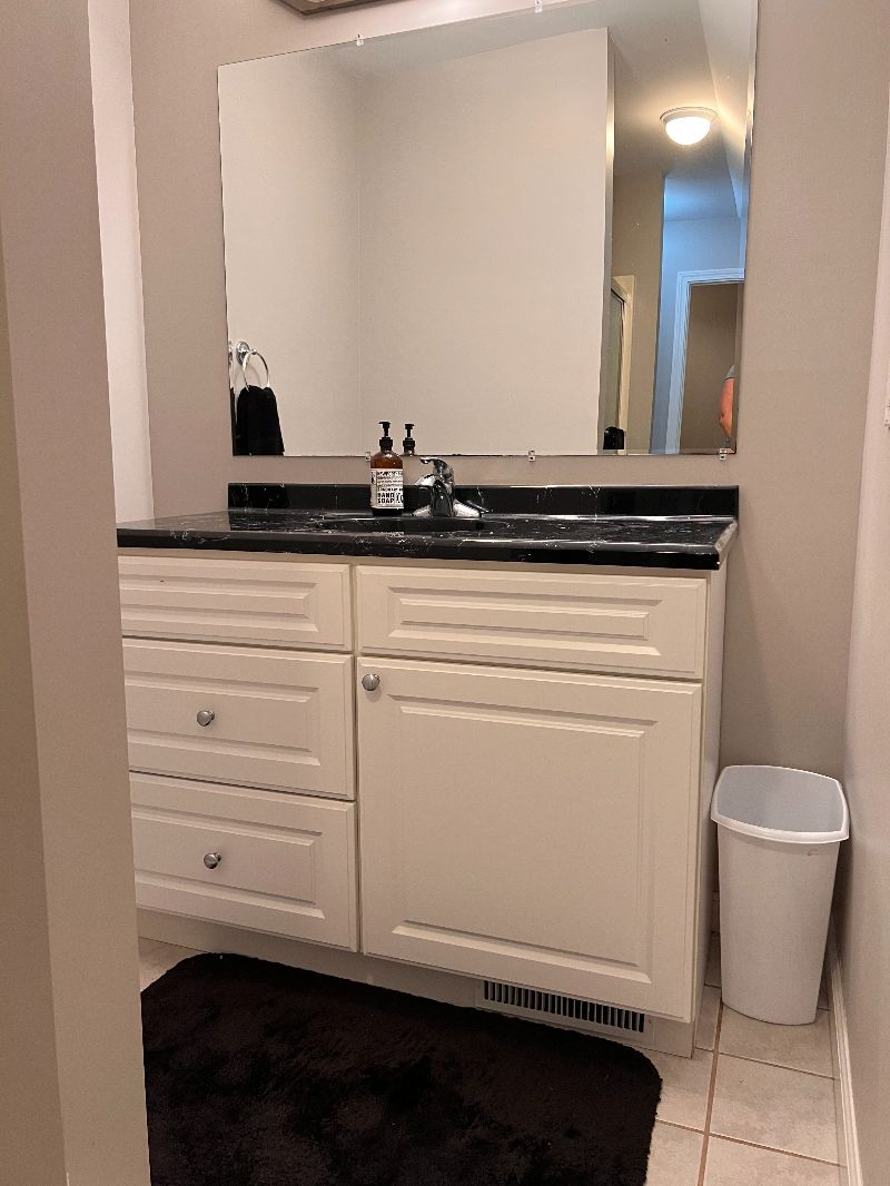 Spacious Room With Full Bath Near Hospitals - Photo 5