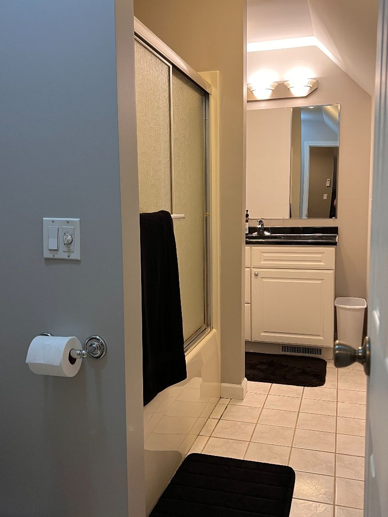 Spacious Room With Full Bath Near Hospitals - Photo 4