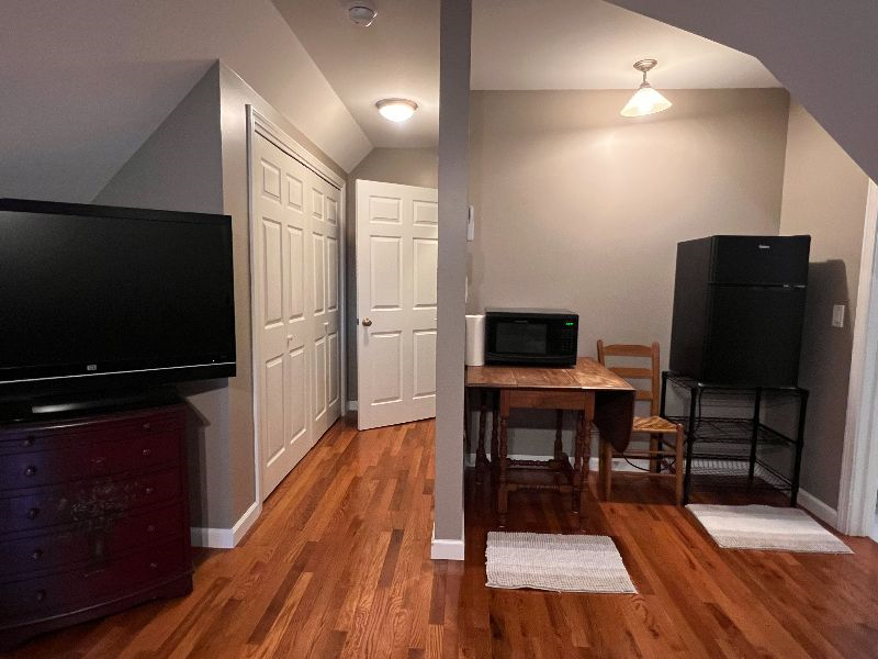 Spacious Room With Full Bath Near Hospitals - Photo 3