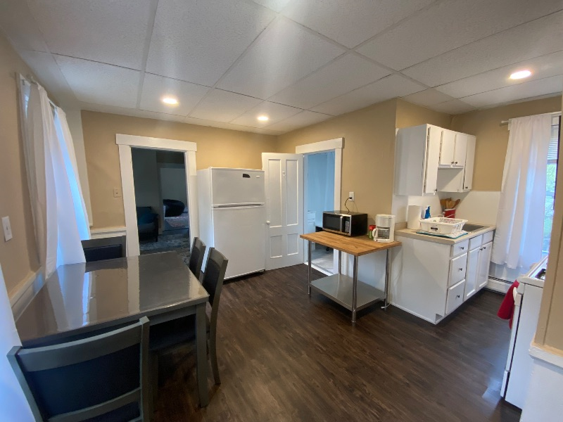 READ GREAT REV IEWS. APT 2. 2 BEDROOM. ALL INCL. - Photo 1