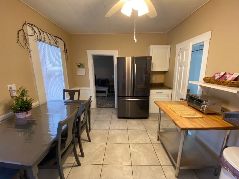 READ GREAT REV IEWS. APT 2. 2 BEDROOM. ALL INCL. - Photo 7