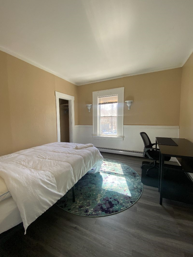 READ GREAT REV IEWS. APT 2. 2 BEDROOM. ALL INCL. - Photo 3