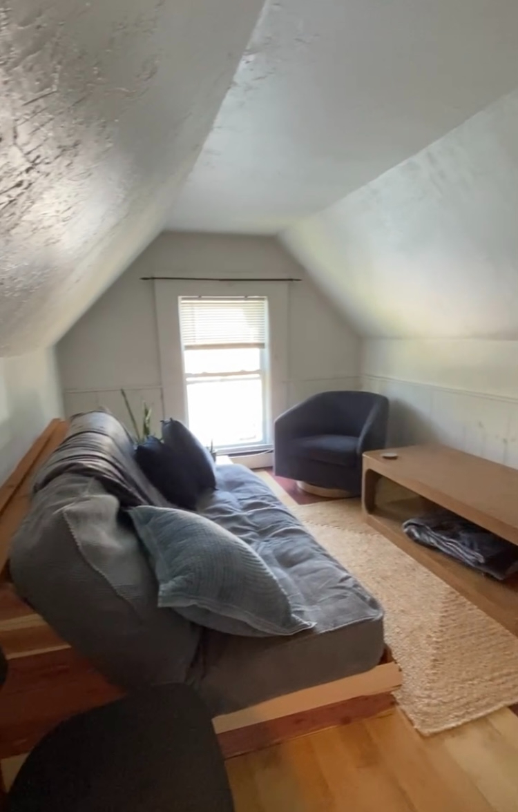 READ GREAT REV IEWS. APT 2. 2 BEDROOM. ALL INCL. - Photo 4