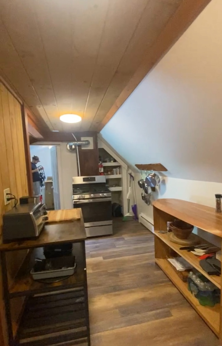 READ GREAT REV IEWS. APT 2. 2 BEDROOM. ALL INCL. - Photo 8