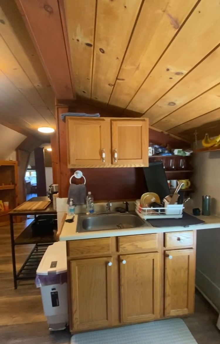READ GREAT REV IEWS. APT 2. 2 BEDROOM. ALL INCL. - Photo 10